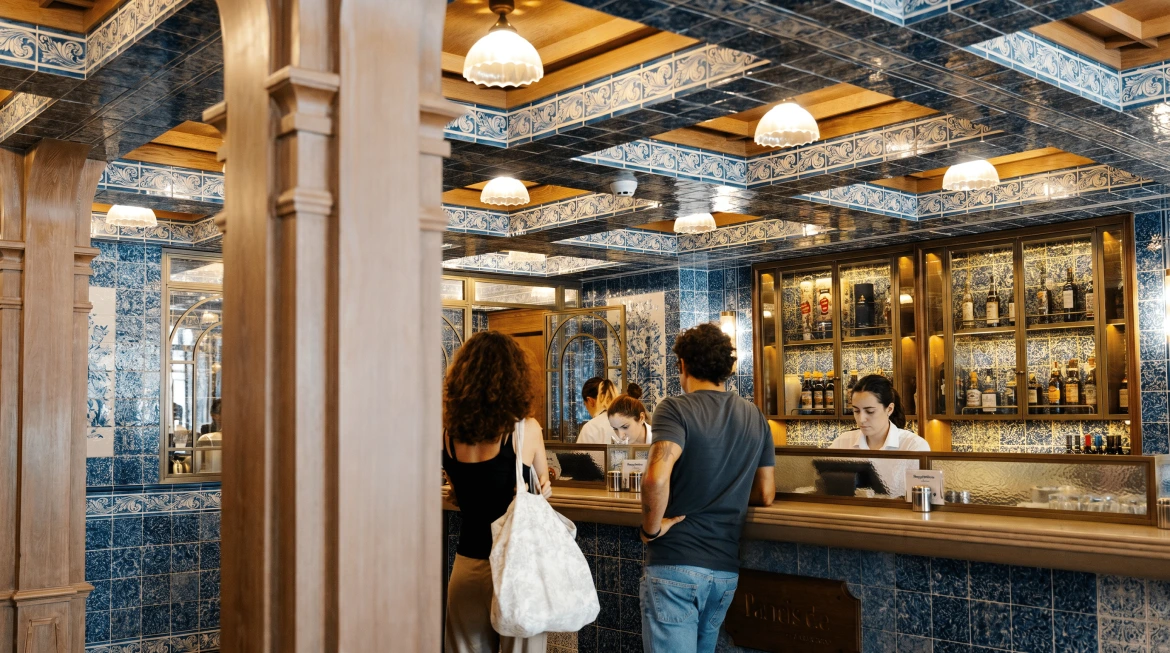 Visitantes no interior da famosa Pastéis de Belém durante um passeio de tuk tuk e gastronomia em Lisboa