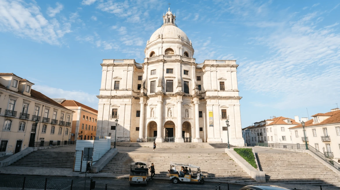 Viajantes a visitar o Panteão Nacional num passeio privado de tuk tuk elétrico pelos bairros históricos de Lisboa