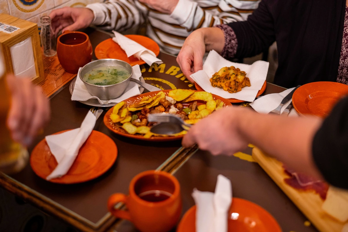Viajantes a provar a autêntica gastronomia portuguesa e especialidades locais durante um tour gastronómico guiado em Lisboa
