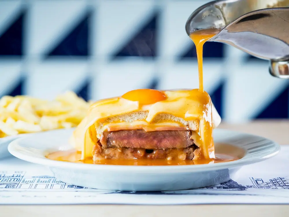 Viva uma das mais famosas tradições gastronómicas do Porto no lendário Café Santiago