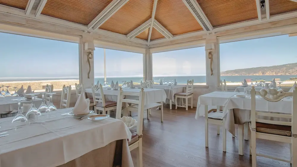O Faroleiro Guincho, restaurante em Cascais com marisco do Atlântico e vistas panorâmicas sobre o oceano