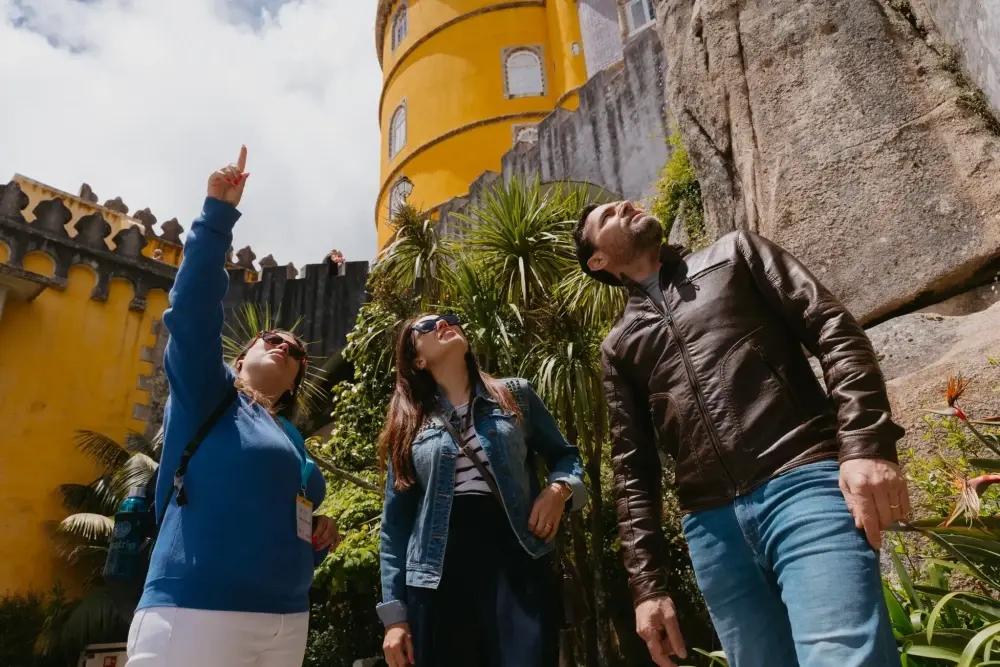 Guia apresenta a arquitetura do Palácio da Pena a visitantes, uma das principais atrações para conhecer depois de chegar a Sintra.