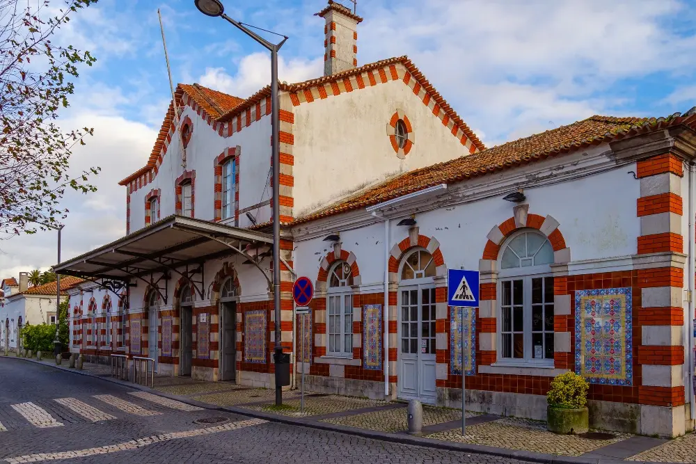 Exterior da Estação de Comboios de Sintra, ponto de chegada de muitos viajantes que fazem a viagem de Lisboa para Sintra de comboio.