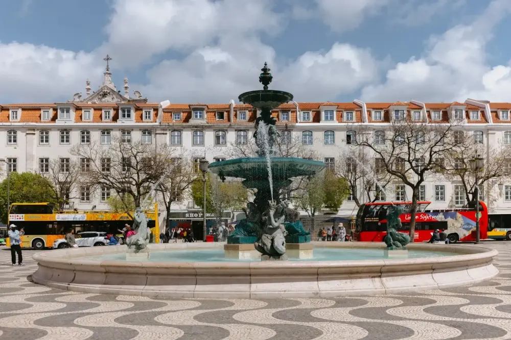 Fonte na Praça do Rossio, no centro de Lisboa, perto da Estação do Rossio, de onde partem comboios para Sintra.