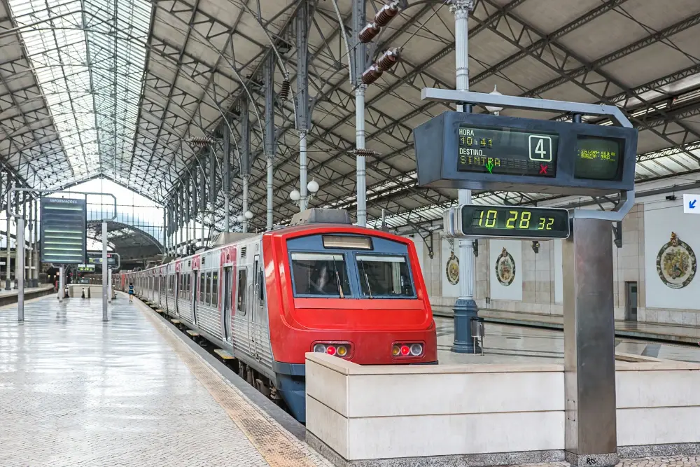 Comboio na Estação do Rossio, em Lisboa, um dos principais pontos de partida para viajar de comboio até Sintra.