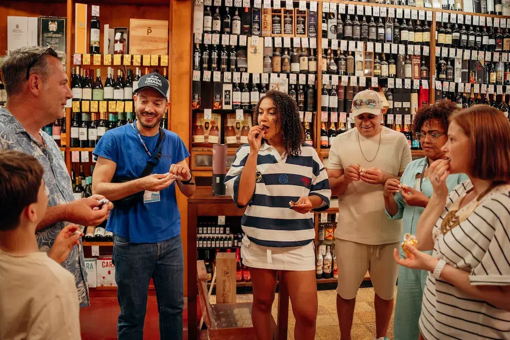 Prove especialidades portuguesas autênticas nas lojas gourmet tradicionais do Porto com um guia local