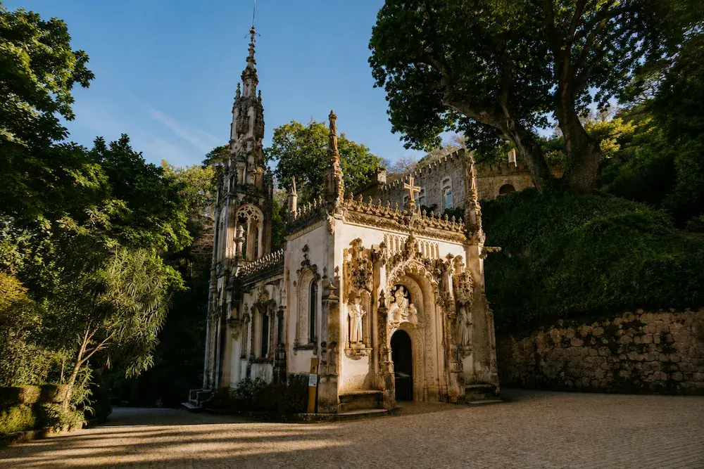 Capela da Santíssima Trindade na Quinta da Regaleira com arquitetura neomanuelina em Sintra, Portugal