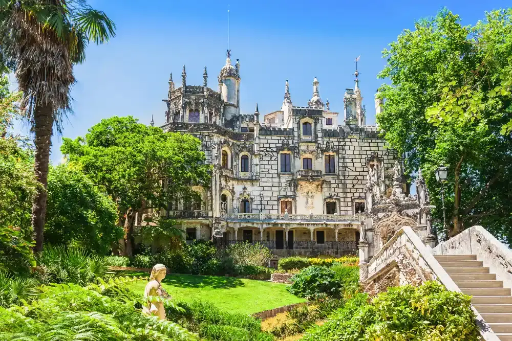 Vista panorâmica do Palácio da Quinta da Regaleira e dos seus jardins exuberantes em Sintra, Portugal