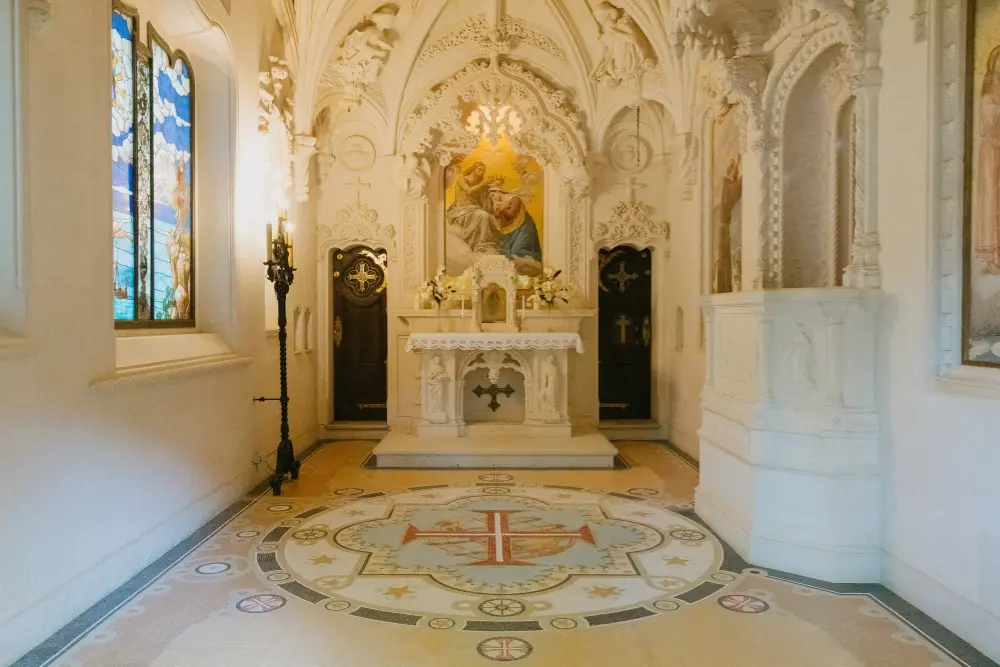 Interior da Capela da Santíssima Trindade na Quinta da Regaleira em Sintra, Portugal