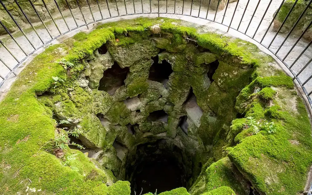 Vista do Poço Imperfeito da Quinta da Regaleira, um monumento subterrâneo inacabado em Sintra, Portugal