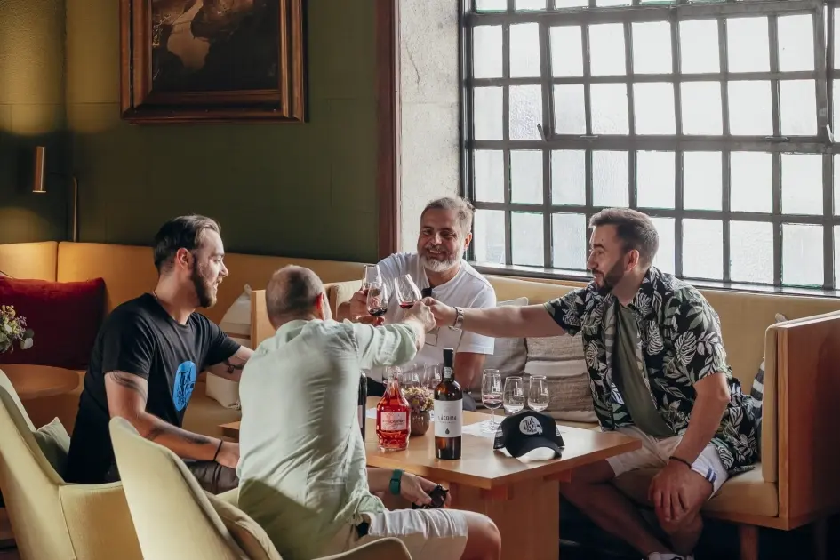 Tour Tuk Tuk no Porto com Prova de Vinho e Visita a Cave 1